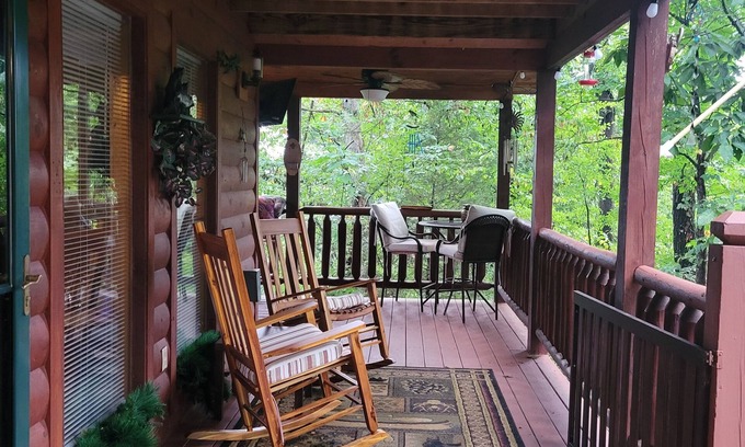 Sevierville Cabina | The Cozy Cub is a cozy 2-bedroom secluded cabin in charming Sevierville