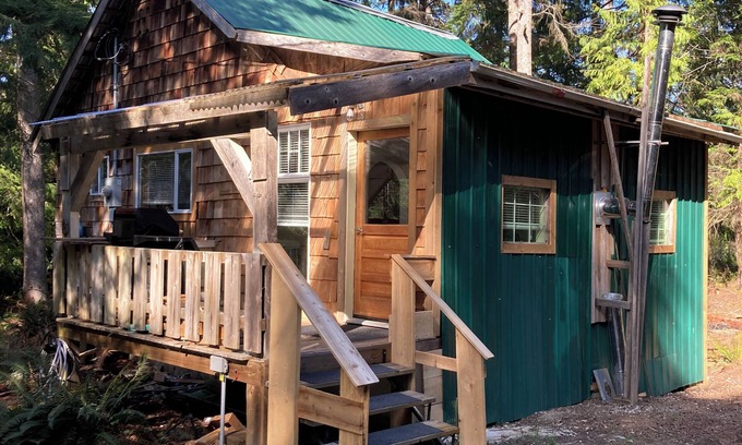 Whaletown Cabina | The Cozy Green Cottage - fully stocked cabin in Whaletown close to the ferry