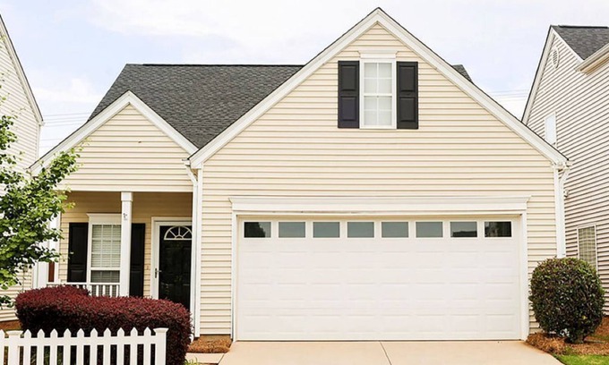 Simpsonville Casa | The Cozy Hub- Steps to shops & restaurants, moments to the highway & downtown.