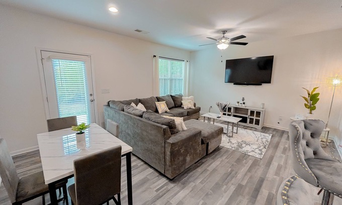 East Point Casa | The Cozy Townhome: 10 minutes from ATL Airport