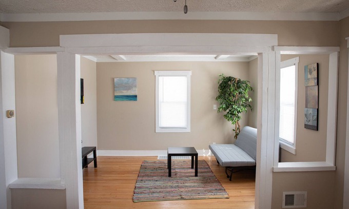 West Allis Casa | The Cozzy 3 Br House, Spacious Clean Home!