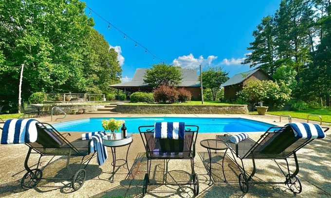 Batesville Casa | The CPL, Spacious Oxford Retreat by Velvet Ditch Villas