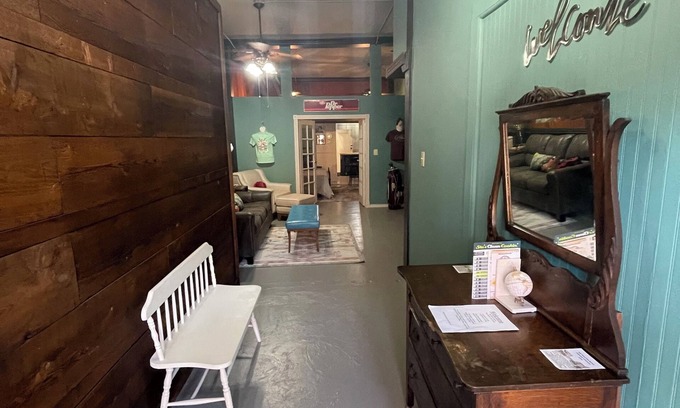 Van Buren Apartamento | The Cranny at Main Street Suites: 1 bedroom with smart TV in downtown Van Buren