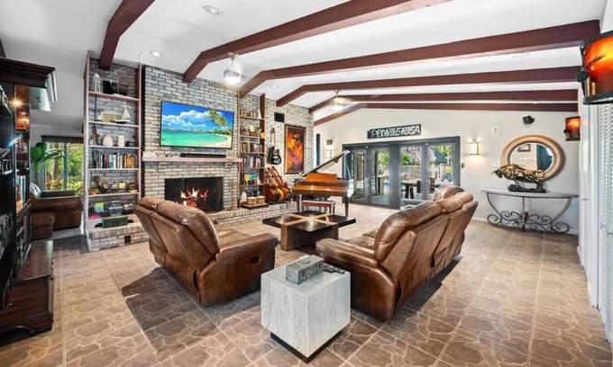 Survey Creek Villa | The Creek Resort - Revamped Chic 4BR Haven w/Pool