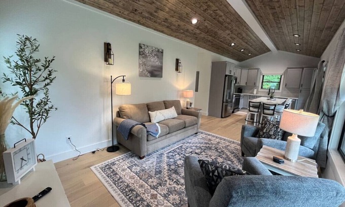 Franklin Casa | The Crepe Myrtle Cottage