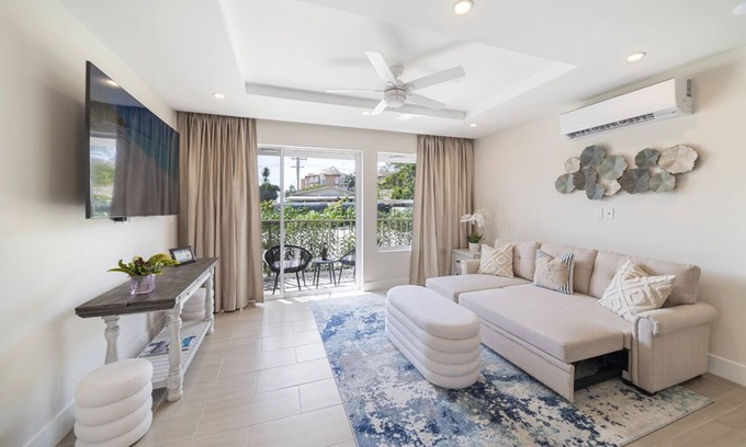 Little Battaleys Condominio | The Crescent at Coral Beach 101 - New condo across from beach