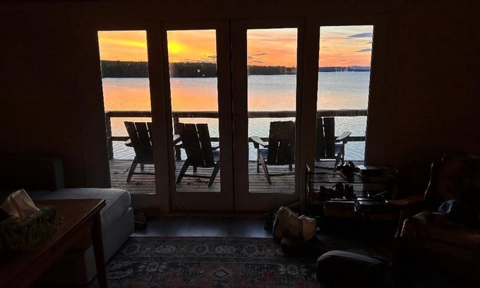 Northeast Somerset Cabina | The Crooked Nook 2-bedroom waterfront cabin in brilliant Rockwood with WiFi