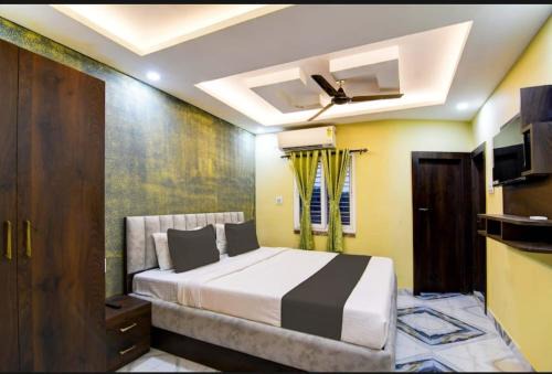 Madhyamgram Hotel | The Crown Inn Madhyamgram