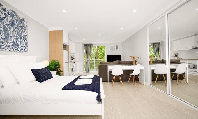 Crows Nest Apartamento | 'The Crows Nest' Spacious Studio with Balcony