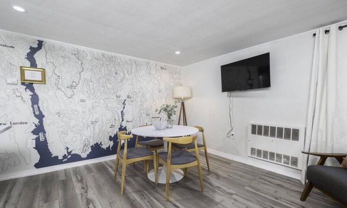 Old Mystic Apartamento | The Cutler 1-bedroom · Near Mystic, Casinos + USCGA