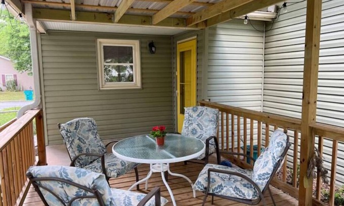 West Central Casa | The Cyndi: Downtown Spa Retreat w/privacy deck