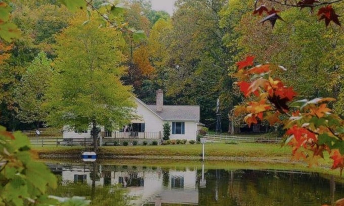 Cookeville Casa | The Dabbling Duck…Pet Friendly, Fenced Yard, Kayaking, Farm Stay, Hot Tub, Pond