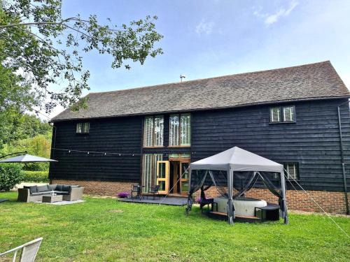 East Grinstead Casa | The Dairy Cottage with hot tub & pizza oven
