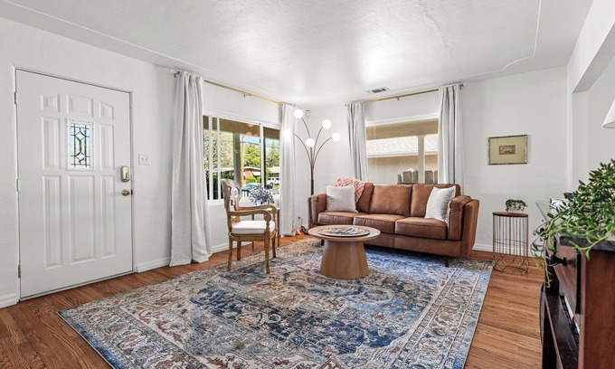 Redding Casa | The Dandelion House in the Garden Tract Redding, California