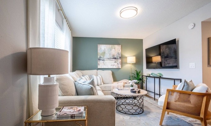 Oxford Condominio | The Daphne, Stylish 2BR by Velvet Ditch Villas