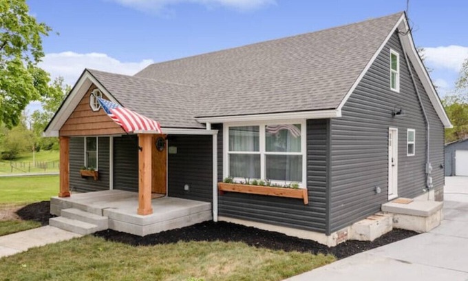 Shepherdsville Casa | The Dark Horse Inn -Churchill Downs, Bourbon Trail, Pet friendly