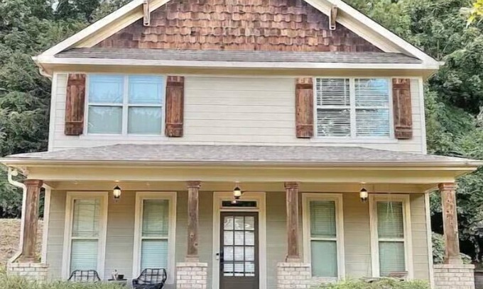 Athens Casa | The Dawg House