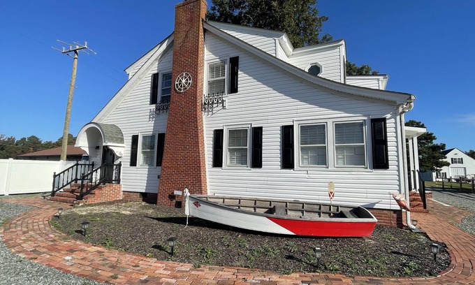 Deltaville Casa | The Deadrise Inn, Sleeps12, Spacious, Newly Renovated