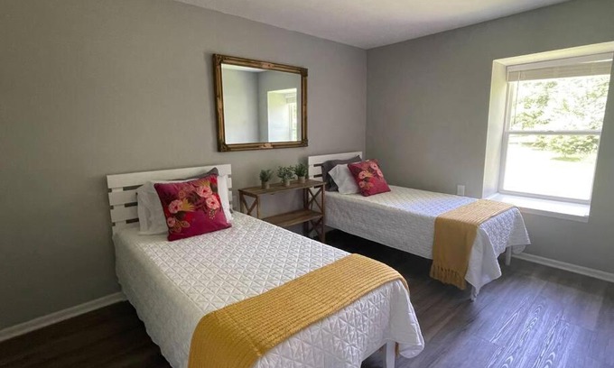 Hamilton Apartamento | The Deannie Apt #6 - Simple and Homey 2bd w/WiFi