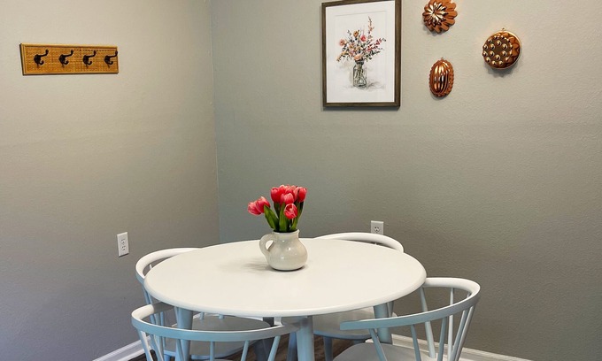 Hamilton Apartamento | The Deannie - Entire 2 Bedroom Apt in Quilt Town, USA