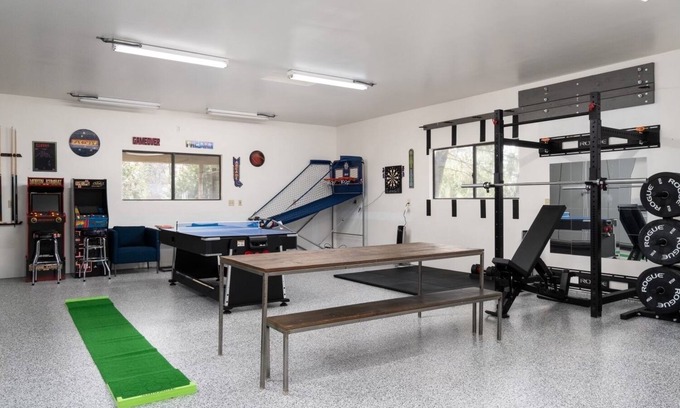 Placerville Cabina | The Deer Lodge: a cozy getaway with a hottub, gym, tons of games, close to alot