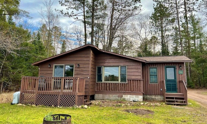 Hayward Cabina | The Deer Stop--Room with a View!