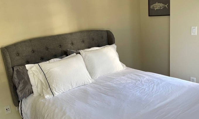 Downtown Apartamento | The Delano: Retro-chic, spacious, secure in ♥️ of Downtown SM near Nike Store