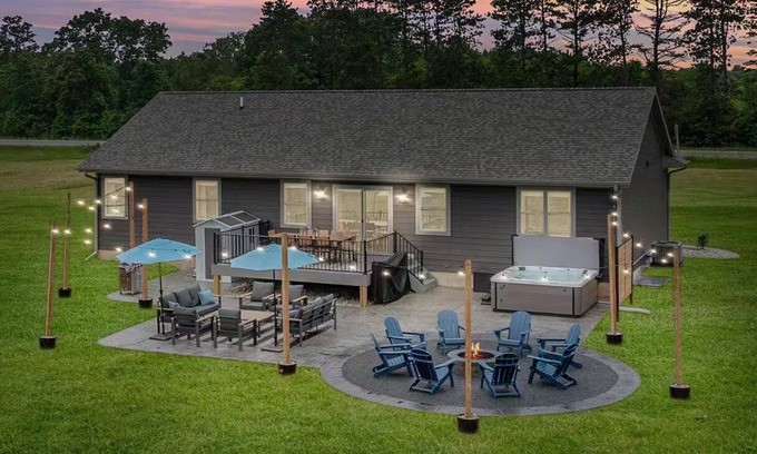 Wisconsin Dells Casa | The Dells Den- Hot Tub- Fire Pit- Theater- Game Room- 5 min to DT Dells!