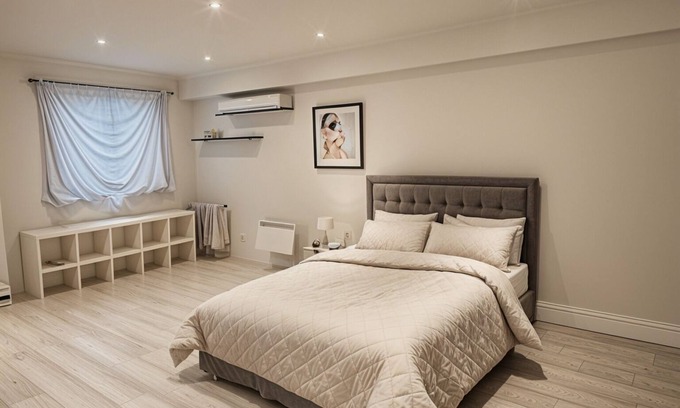 Bunhill Apartamento | The Deluxe Studio; A Luxurious Lounge within a Creatively Artistic Apartment