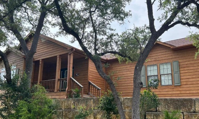 Cross Mountain Casa | The Den - Family friendly, Close to Fiesta Texas, SeaWorld, Riverwalk and more