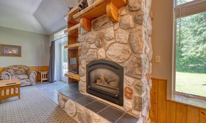 Squaw Lake Cabina | The Den: Hot Tub Fireplace RiverFront Pet Friendly 2 Bdrm