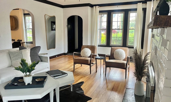 High Point Casa | The Designers Den-Sleeps 10, Pets ok, 5min to IHFC & HPU, Emerywood!