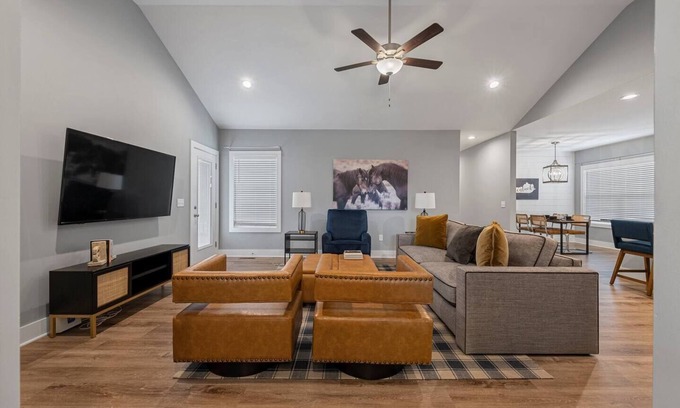 Bowling Green Casa | The Destination at Night Horse