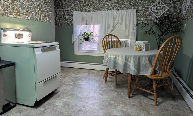 Dexter Apartamento | Vintage-styled 1-bedroom apartment in delightful Dexter with AC