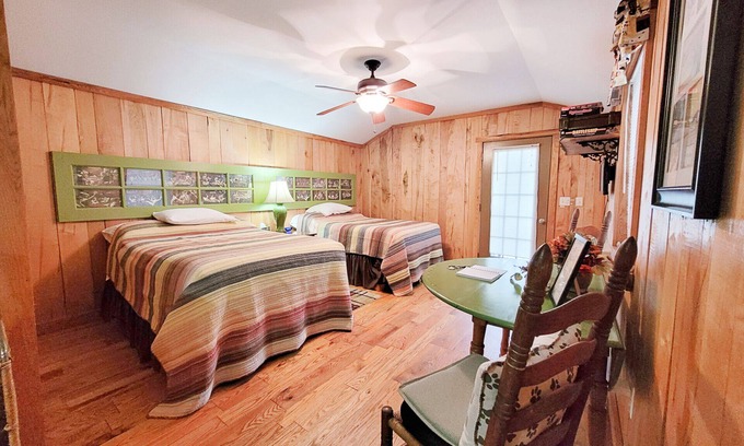 Sparta Casa | "The DogHouse" a Pet Friendly Cabin near Fall Creek Falls, The Doghouse - Pet Friendly Cabin w/ View