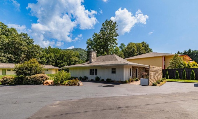 Maggie Valley Casa | The Dogwood Bungalow