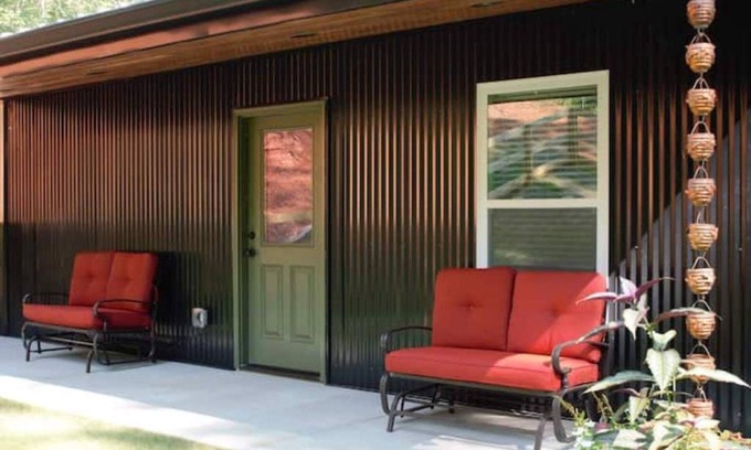 Dawsonville Cabina | The Dogwood Cabin-Dog Friendly-Fenced Yard- 2.2 miles from Lily Creek Farm