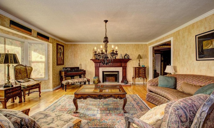 North End Casa | The Doll House an eclectic style of art and old fashioned doll and antique collections in a doll house designed home in Boise's desirable North End across from a nice park with tennis and basement and walking trails near shopping, hiking, biking, skiing