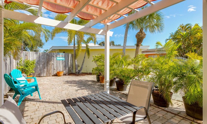 Cocoa Beach Apartamento | The Dolphin Den- Blocks to the Beach and River~Kayaks and Bikes provided!