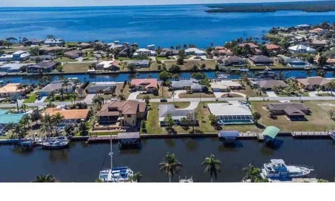 Edgewater Casa | The Dolphin: Tranquil Waterfront Home- near Beach