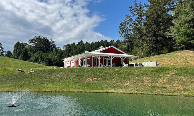 Alexander Casa | The Double B | Modern Farmhouse | Private Pond, Hot Tub, and Fire Pit