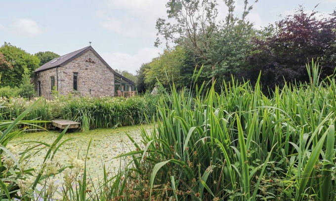 Fishguard Cabaña | THE DOVECOTE, romantic, character holiday cottage in Fishguard