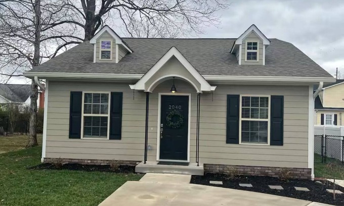 Cleveland Casa | The Downtown Historic Cleveland Cottage