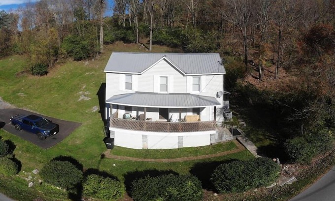 Tazewell Casa | The Dragon's Den 5 bedroom house 1 mile to Main St
