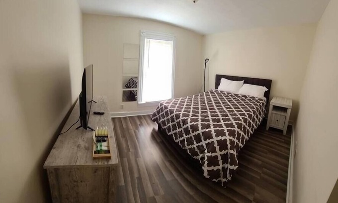 Tazewell Casa | The Dragon's Den - Downstairs Private room 1