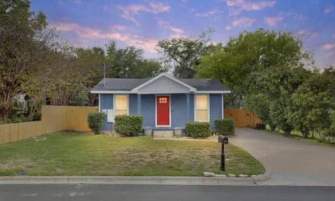 Brenham Cabaña | The Dragonfly at Brenham - Steps from downtown