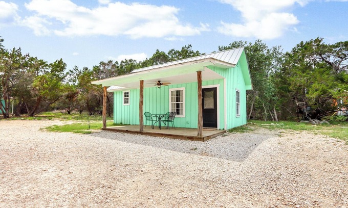 Driftwood Cabina | The Driftwoods - Charming Green Cabin with Fun Entertainment Area