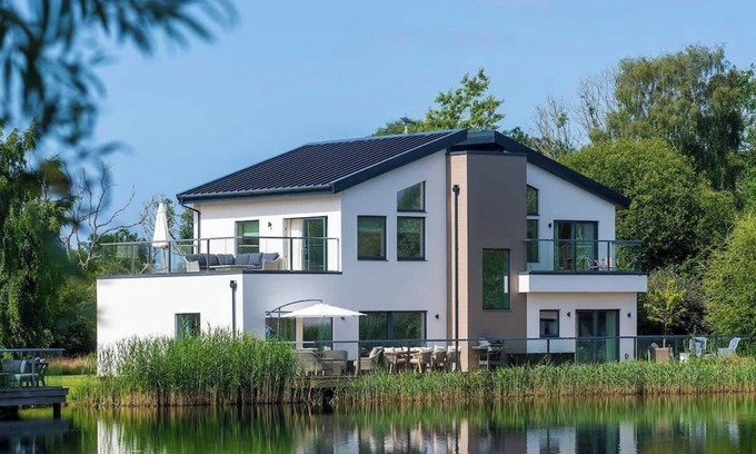 Ampney Crucis Casa | The Duck House: Luxury Lakehouse with Hot Tub
