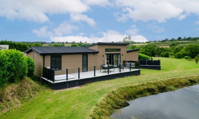 Canaston Bridge Casa | The Duck Pond - Countryside, Hot Tub