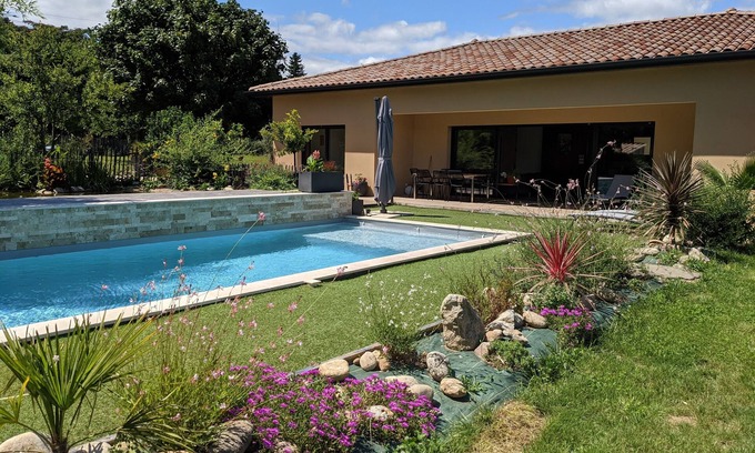 Ucel Casa | The Dugradus bee house